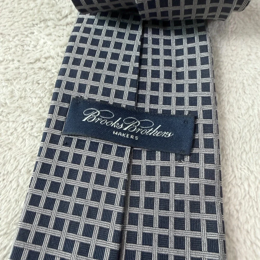 Brooks Brothers Mens Necktie Navy Blue Gray Geometric Squares Silk Tie 59x3.75
